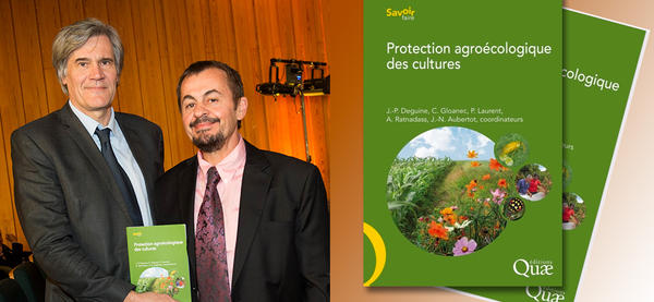 Stéphane Le Foll, ministre de l'agriculture et Jean-Philippe Deguine, chercheur au Cirad. © Cirad.